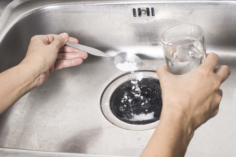 cleaning kitchen sink drain with vinegar