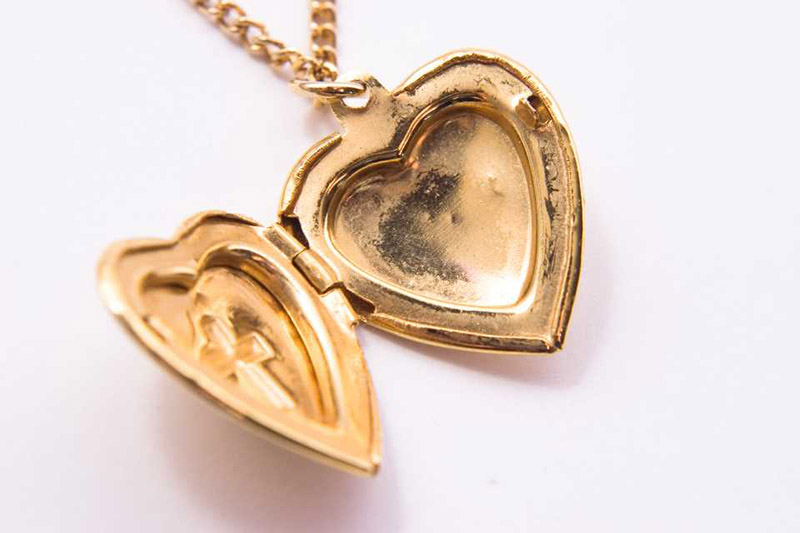 How to Put a Picture in a Locket: 2 Easy Methods - Howto